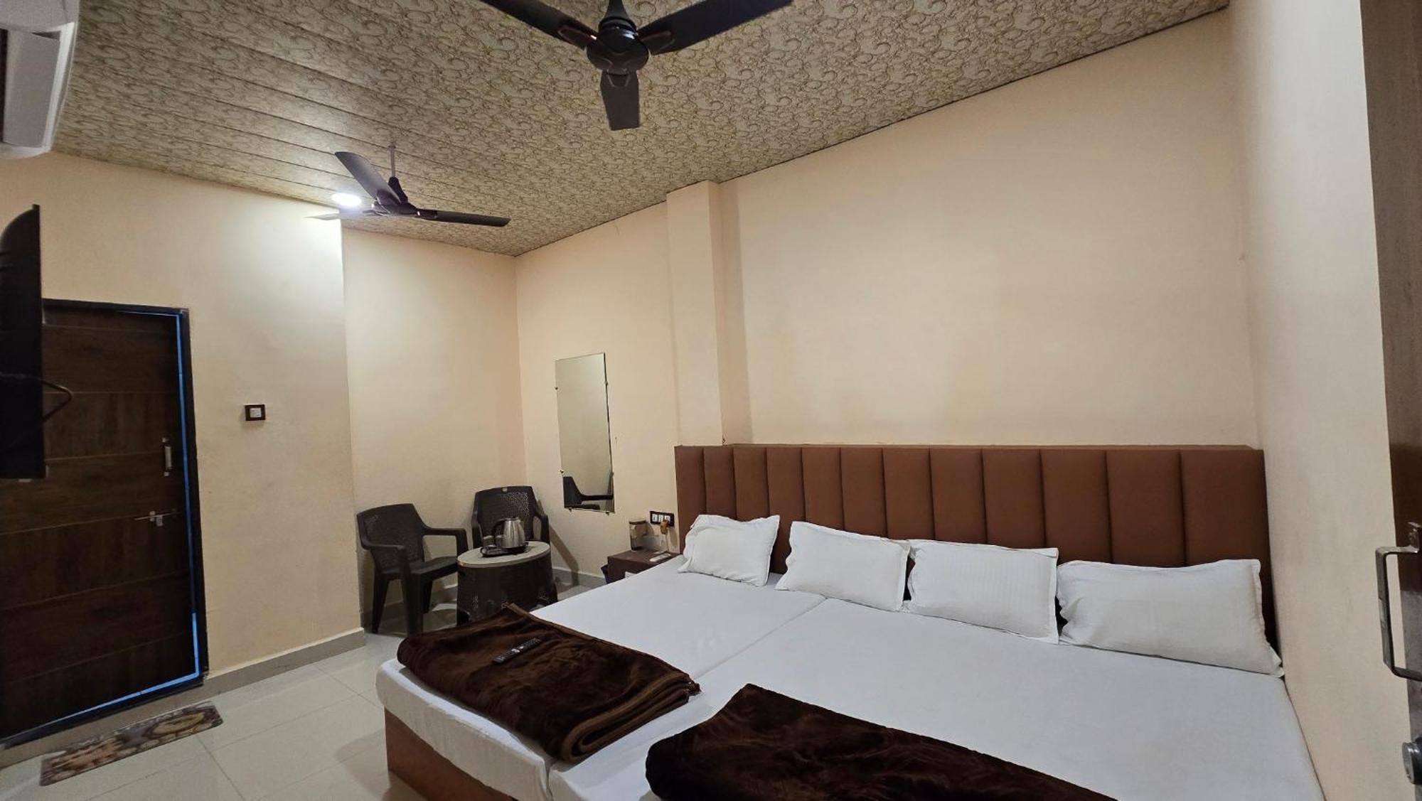 Hotel Maheshwari Green'S Uddzsaín Kültér fotó
