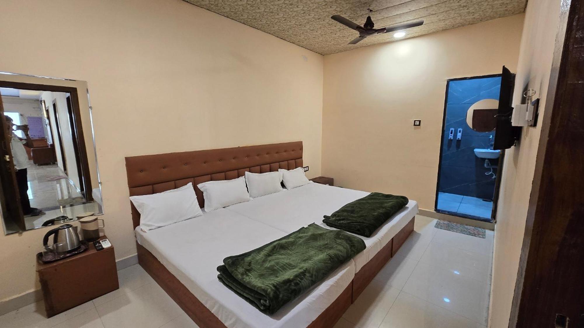 Hotel Maheshwari Green'S Uddzsaín Kültér fotó