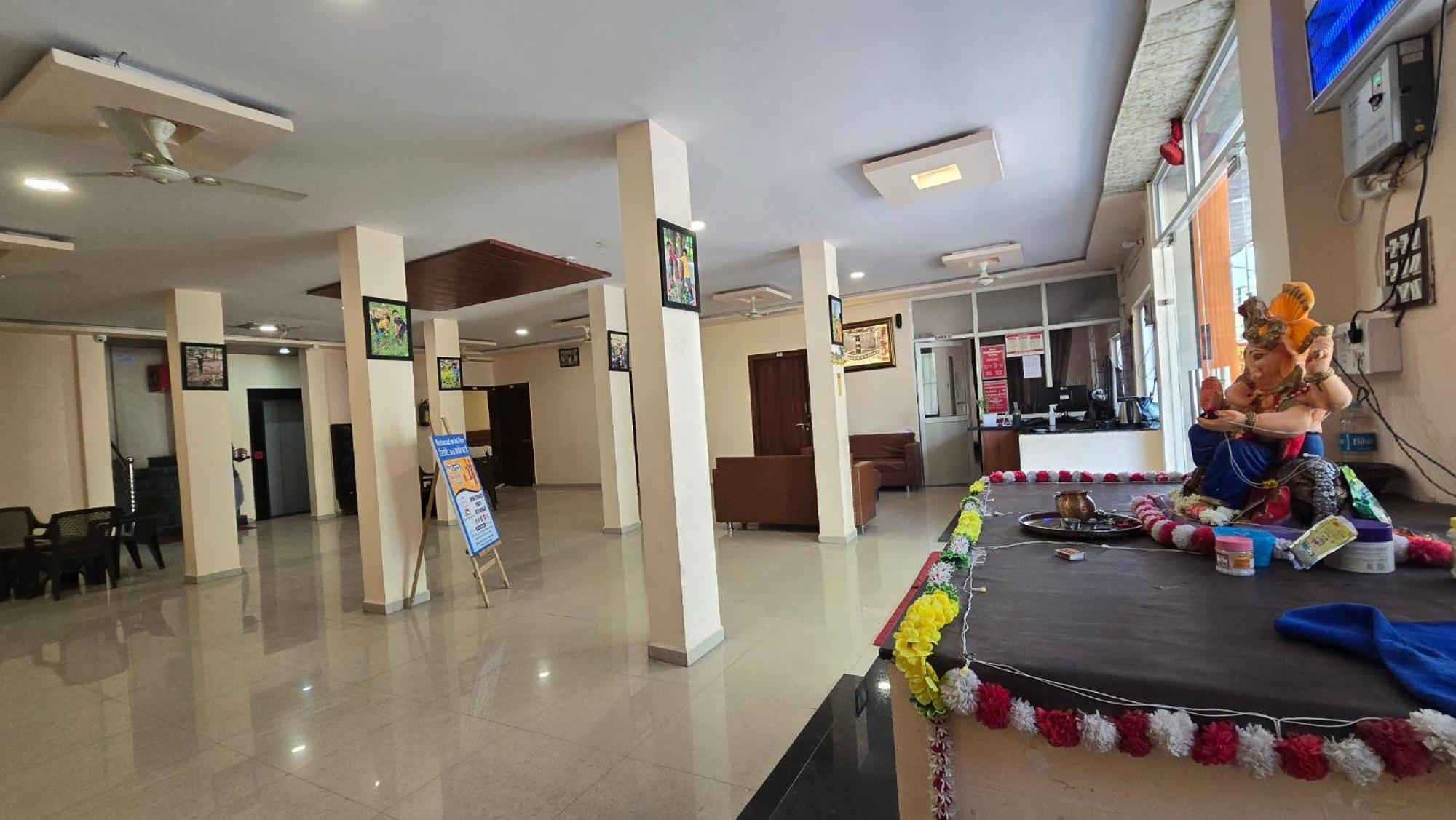 Hotel Maheshwari Green'S Uddzsaín Kültér fotó