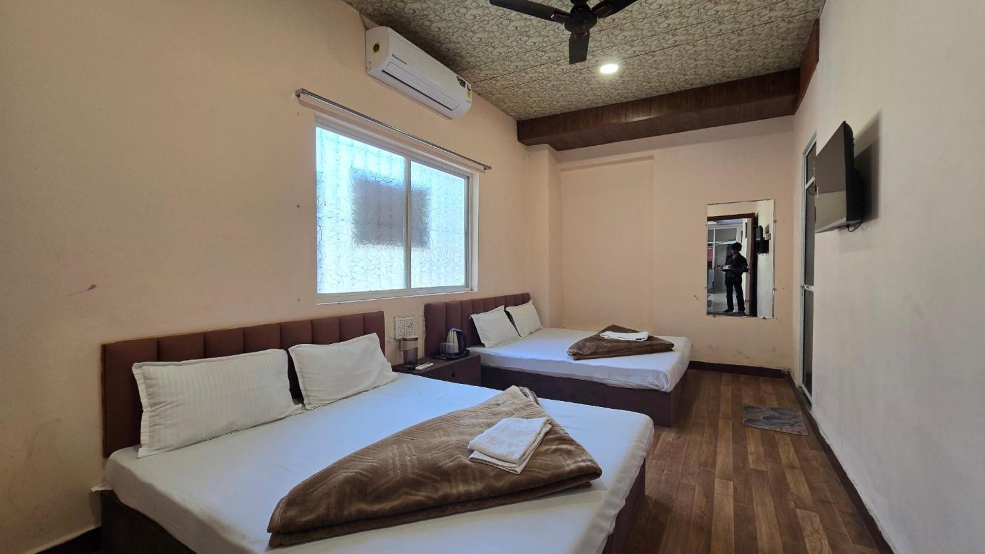 Hotel Maheshwari Green'S Uddzsaín Kültér fotó