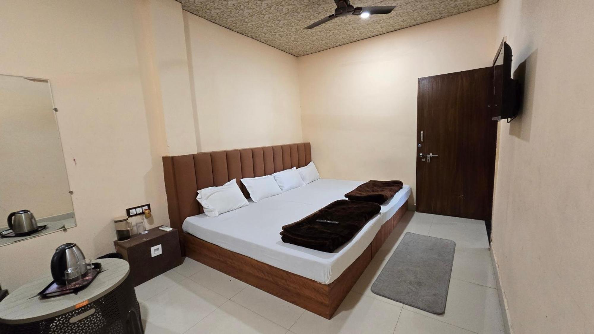 Hotel Maheshwari Green'S Uddzsaín Kültér fotó
