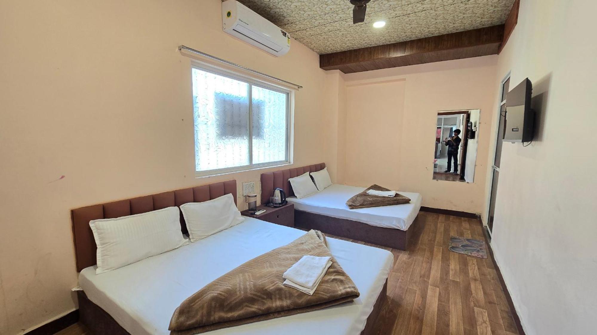 Hotel Maheshwari Green'S Uddzsaín Kültér fotó