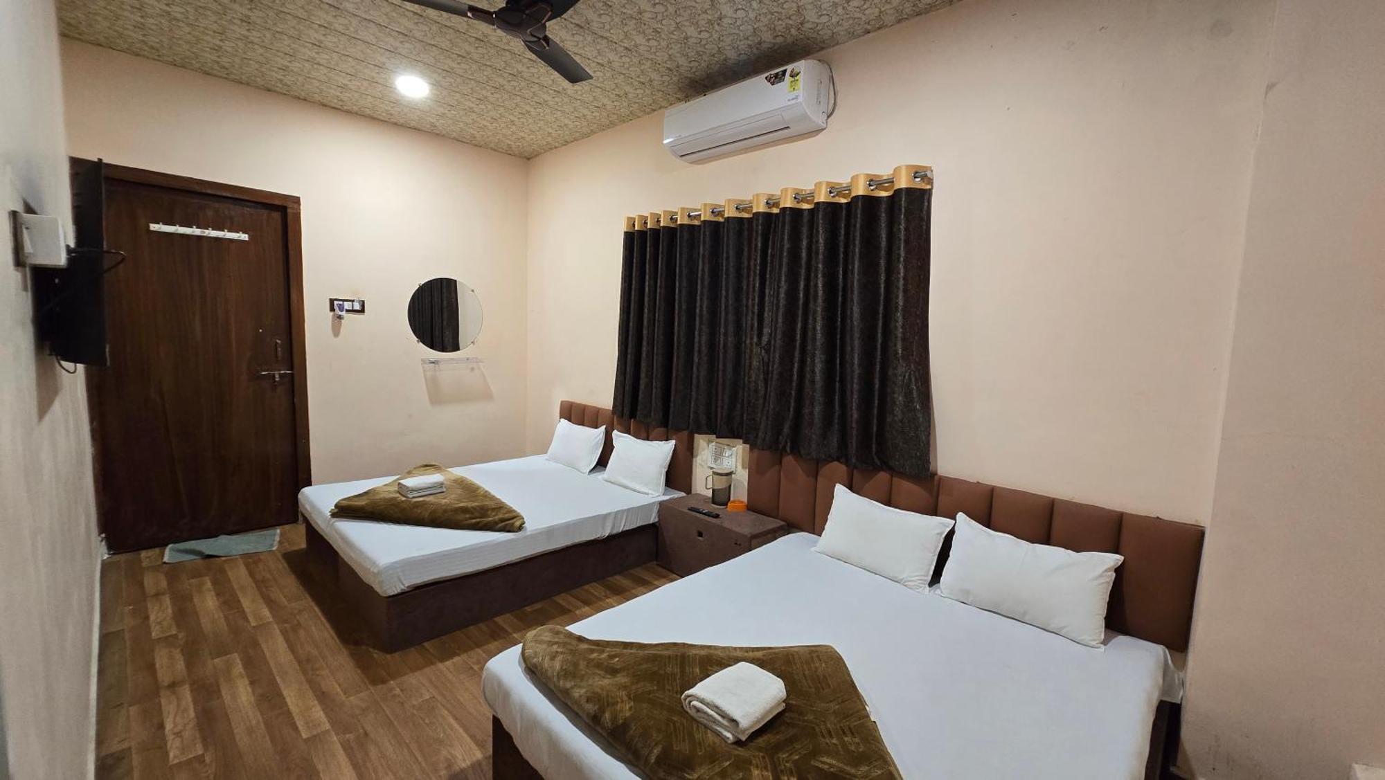 Hotel Maheshwari Green'S Uddzsaín Kültér fotó