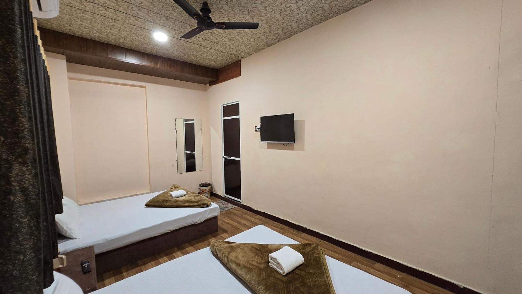 Hotel Maheshwari Green'S Uddzsaín Kültér fotó