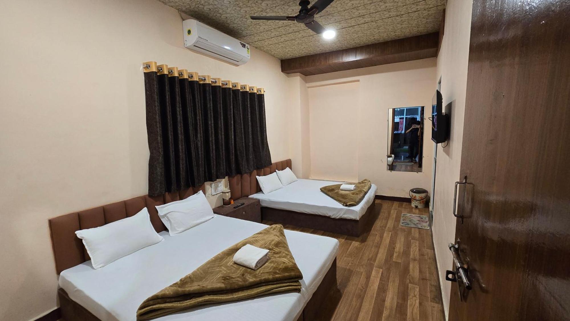 Hotel Maheshwari Green'S Uddzsaín Kültér fotó