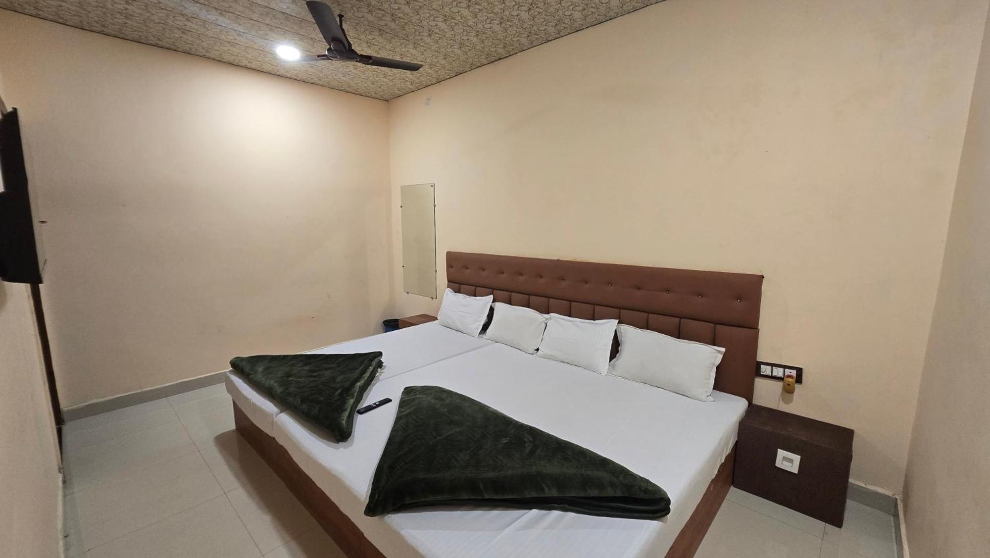 Hotel Maheshwari Green'S Uddzsaín Kültér fotó
